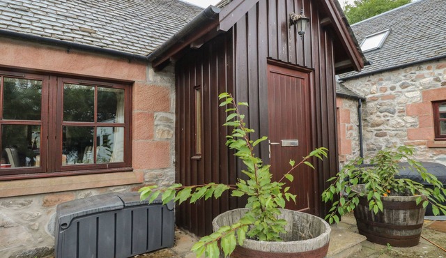 THE MILK HOUSE, with a garden in Fortrose