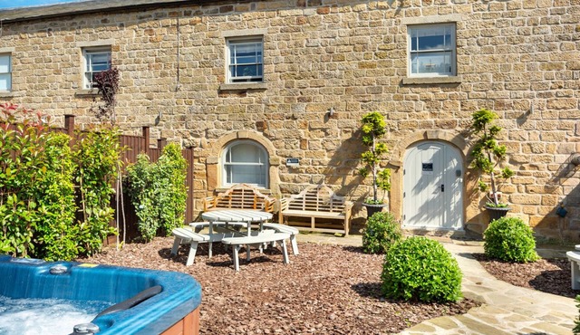 The Milking Parlour Grande -9 bedroom property with hot tub