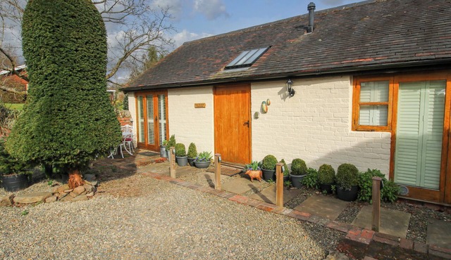 THE MILKING PARLOUR, romantic, luxury holiday cottage in Yarpole