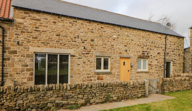 THE MILKING PARLOUR, pet friendly, with hot tub in Marsh Lane