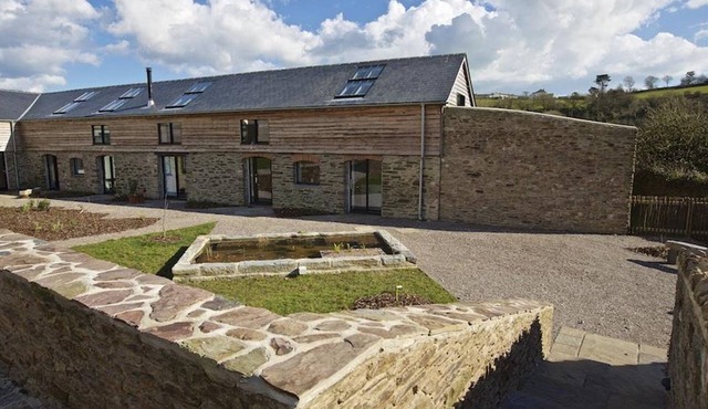 THE MILKING SHED, pet friendly, with open fire in Bantham