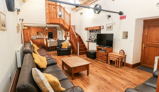 THE MILL AND STABLE, pet friendly, with a garden in Laugharne