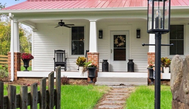 The Mill House - Peaceful farmhouse retreat with hot tub, fire pit, & fast Wi-Fi