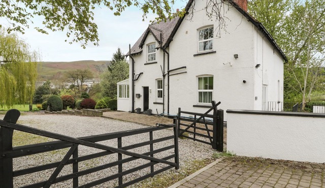THE MILL HOUSE, pet friendly, character holiday cottage in Carrog