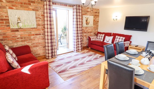 THE MILL HOUSE, pet friendly, with a garden in North Somercotes