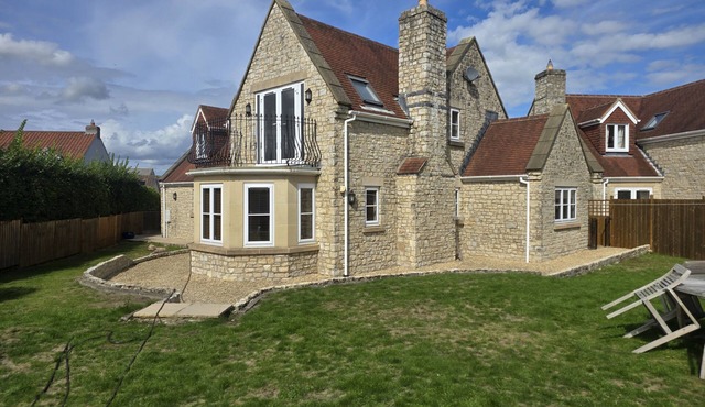 THE MILL HOUSE, pet friendly, with hot tub in Glastonbury