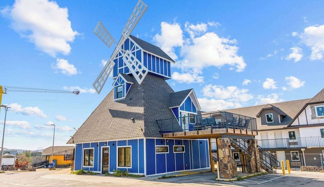 The Mill on the Strip! Walk to Everything!