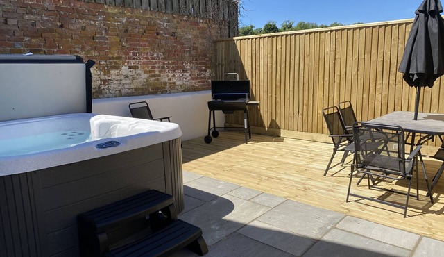 THE MILL, pet friendly, with hot tub in Blandford Saint Mary