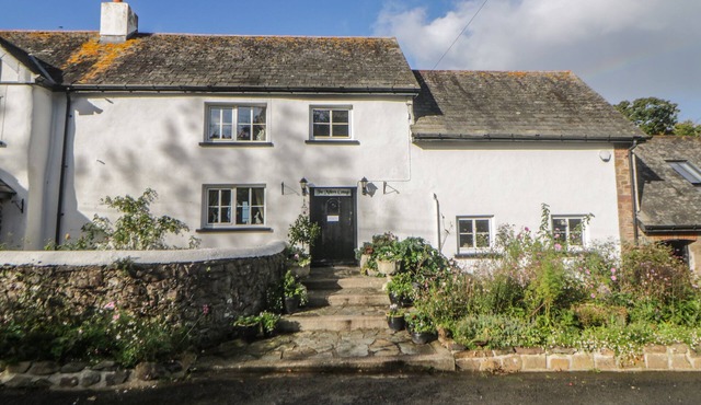 THE MILLER'S COTTAGE, pet friendly, with open fire in Hatherleigh