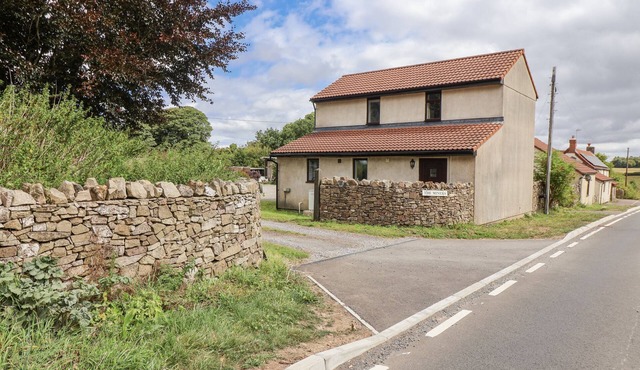 THE MINERS COTTAGE, pet friendly, with a garden in Priddy