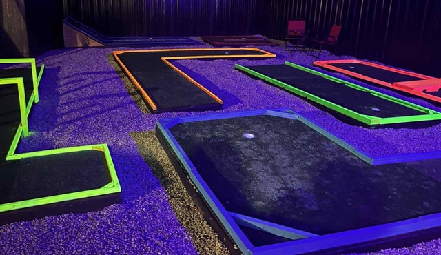 The Mini Golf Oasis king beds & Movie/Game room minutes to Fort Benning GA.