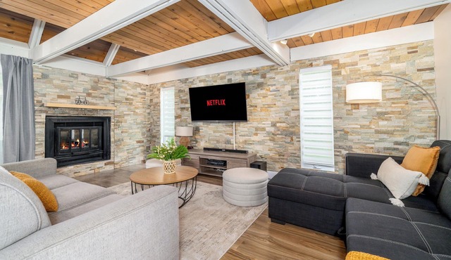 The Misco | Spa | AC | Mont-Ste-Anne | Indoor and Outdoor Pool | Sauna | BBQ