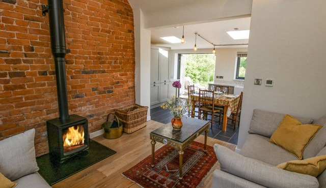 THE MISSION ROOM, family friendly, with open fire in Malpas