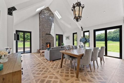 The Mist, Luxury Farm w Fireplace & Workspace