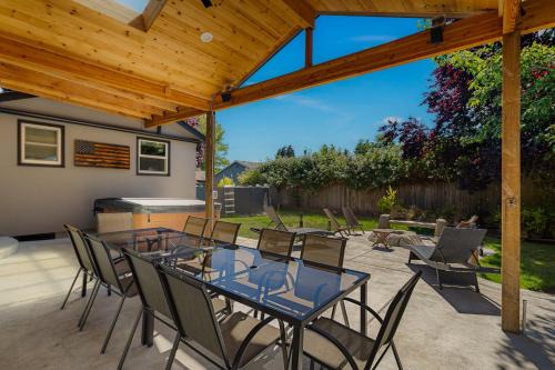 The Mixture - Hot Tub, Fire Pit & Covered Outdoor Dining home