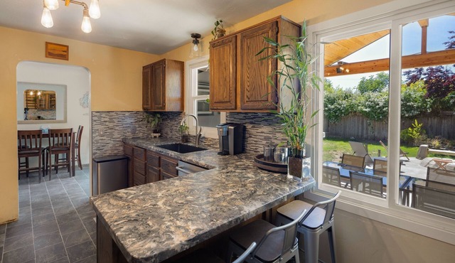 The Mixture - Hot Tub, Fire Pit & Covered Outdoor Dining 3 Bedroom Home