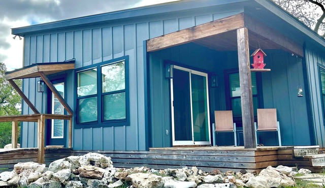 THE MOCKINGBIRD:nCozy & Modern Guest Cabin, between San Marcos & Wimberley!