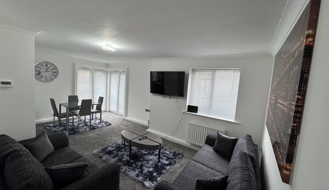 The Modern Balcony Apartment 2 Bed 1 Bath Private Parking