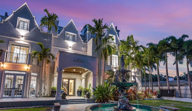 The Modern Castle | Canal View & Access | Rooftop | Living Greenhouse | VlLLAS