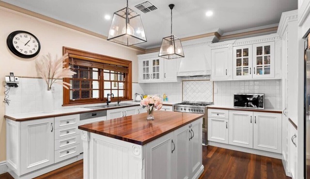 The Modern Classic Holiday Home/Wi-Fi/Parking/Cot