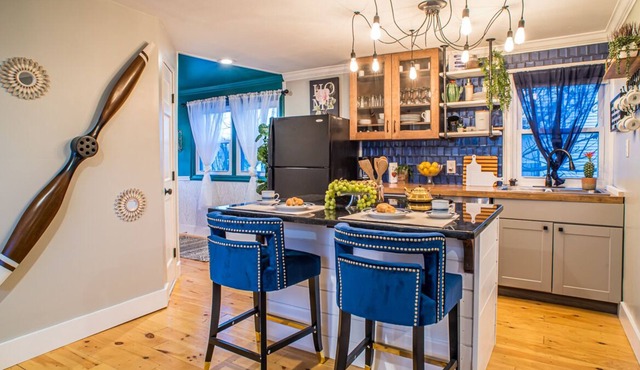 The Modern Downtown Hub - Small Private Home