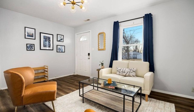 The Modern Elm Escape: a cozy 2bd in the Heights