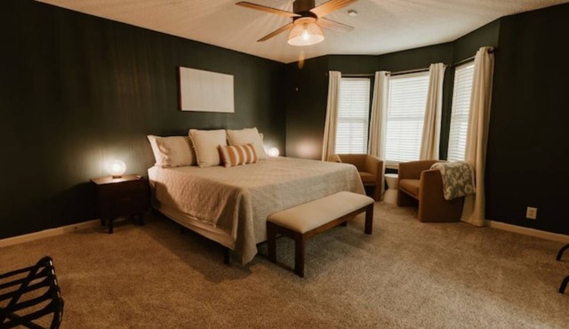 The Modern Georgian - 6 min to I95, 3 Bd-2 Ba