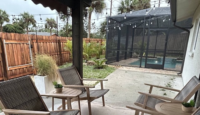 The Modern Oasis 3/2 with screened & heated pool, 0.5 to Nokomis Beach