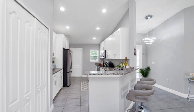 THE MODERN OASIS - SPACIOUS 4 BDRM VACATION HOME. MINS. FROM DISNEY.