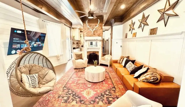 The Modern Victorian Charmer Hot Tub 5 bedroom 4 bath