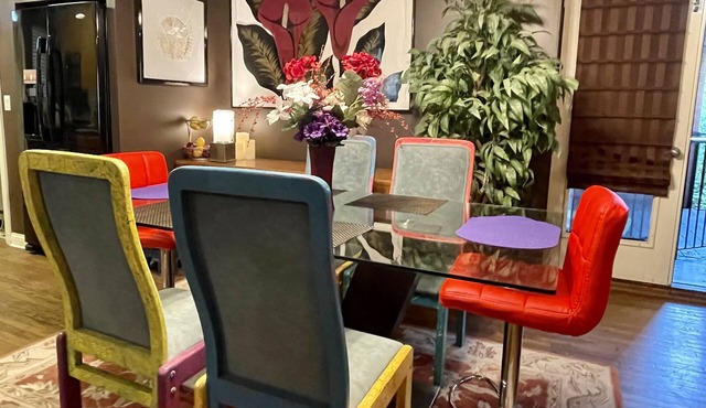 The Modern Wing: King Bed in Quiet and Safe Condo by McCormick Place and Midway!