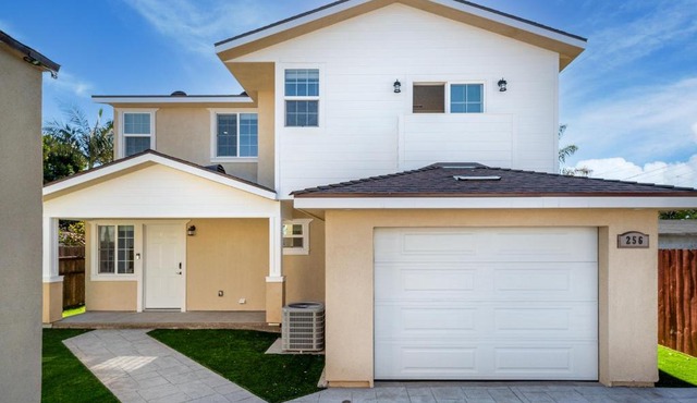 The Modernist - 3bd,3bath Whole House! - Comfortable, Modern Interior - 5 Min from LAX and SOFI Stadium!