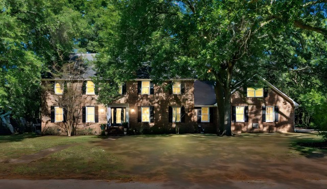 The Molasses Manor | Minutes from Everything