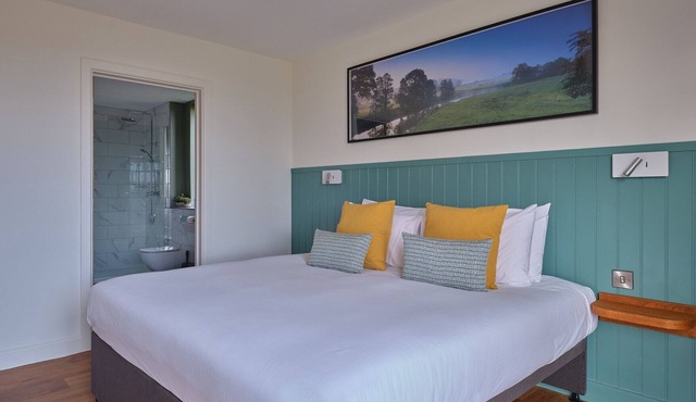 The Mole Resort, 3 Bedroom Meadow View Luxury Lodge with Hot Tub