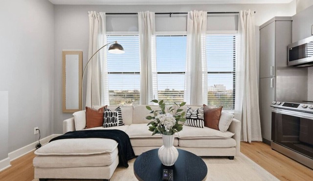 The Monaco Oasis, Downtown Skyline Views