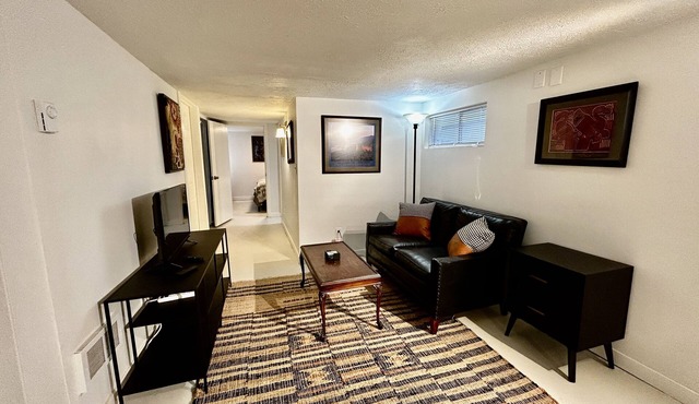 The Montana Studio - cute, close and convenient - new remodel