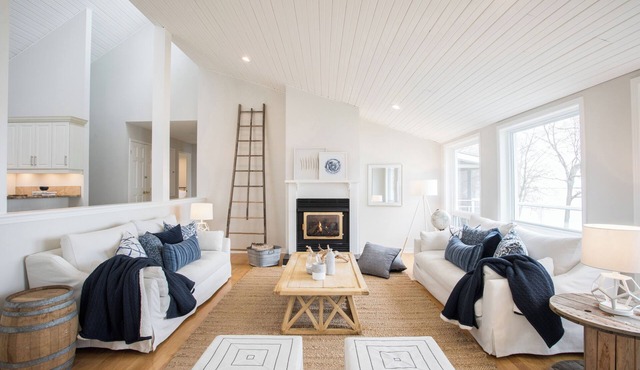 The Montauk | West Lake | 6 Bedrooms | Waterfront