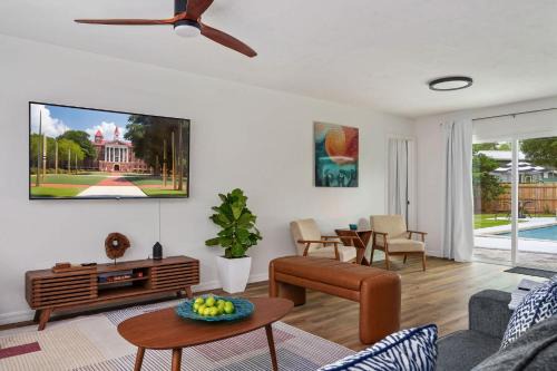 The Monterey - Private Pool , Grill , 4 King Beds