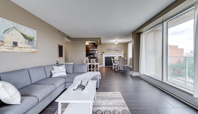 *The Montgomery* - Great views, clean and updated space!
