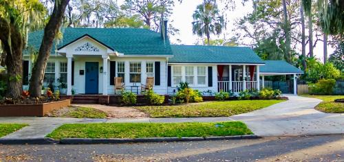 The Moody Manor -Luxurious Home Recently Renovated Close to Beach and Downtown