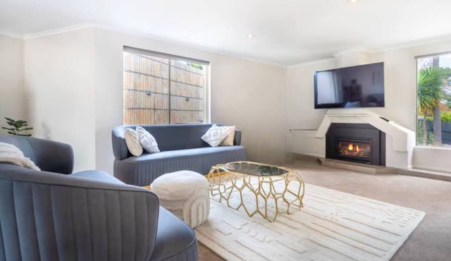 The Moondah Manor A Poolside Family Retreat