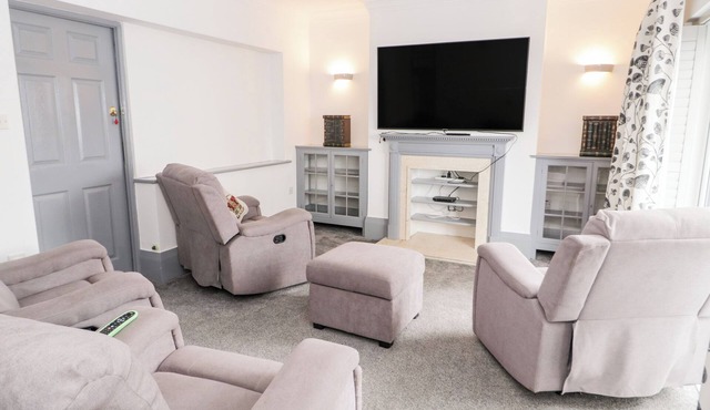 THE MOORES, pet friendly, with a garden in Prestatyn