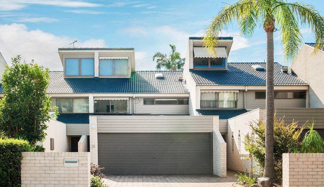 The Moorings, 15/4 Cromarty Road - stunning with water views & pool