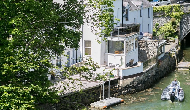 The Moorings - a sea view that sleeps 4 guests in 2 bedrooms