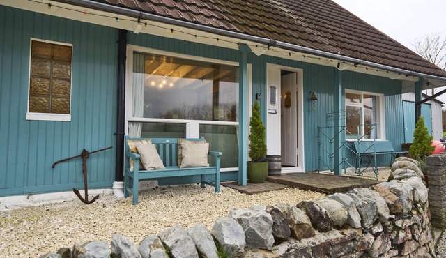 The Moorings, overlooking Loch Fyne - sleeps 4 guests in 2 bedrooms