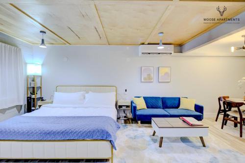 The Moose #5 - Modern Comfy Studio with King Bed, Free Parking & Fast WiFi