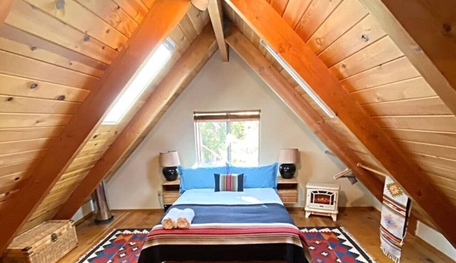 The Moose, Stylish Farmhouse Cabin near Yosemite, Sleeps 8