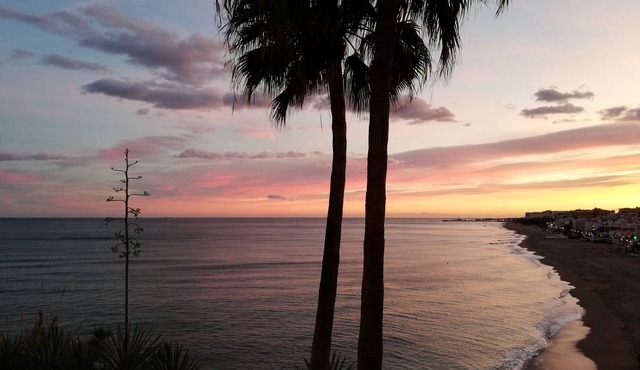 THE MOST AWESOME VIEWS! SWIMMING POOL+GARAGE+DIRECT ELEVATOR TO BEACH&PROMENADE