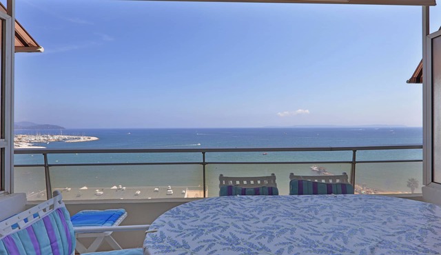 The most beautiful view over the Le Lavandou Bay! For 4 to 6 people