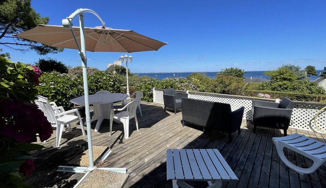 THE MOST BEAUTIFUL RENTAL IN GROIX A 100. METERS. FROM THE BEACH A BALCONY ON THE SEA